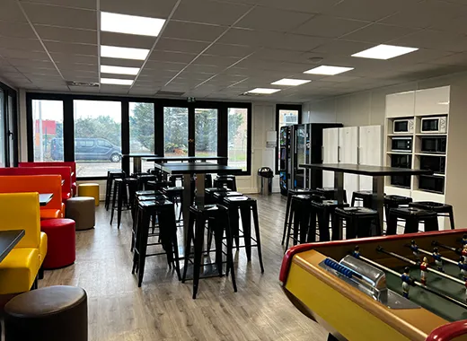 Espaces de détente, type cafétéria, pour les pauses des étudiants, munis de réfrigérateurs, micro-ondes, machines à café, friandises, boissons et restauration d’appoint et d’un baby-foot