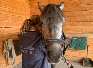Cheval et étudiante