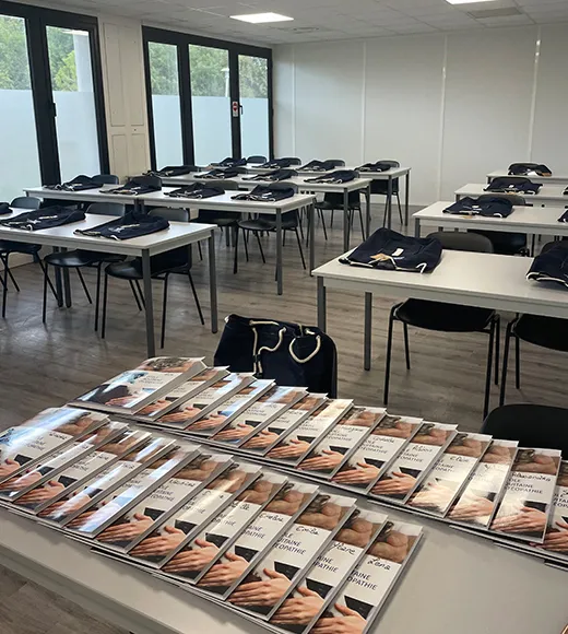 Salle de cours, toute équipée d’un écran connecté tactile et interactif, ainsi que du matériel pédagogique permettant à la fois de suivre des cours théoriques ou d’accueillir au sein des classes les animaux lors des cours pratiques